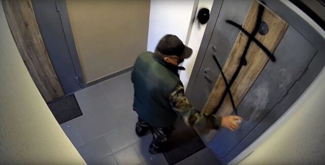 В Новосибирске мужик устроил ритуал с крестом и огнём для соседей