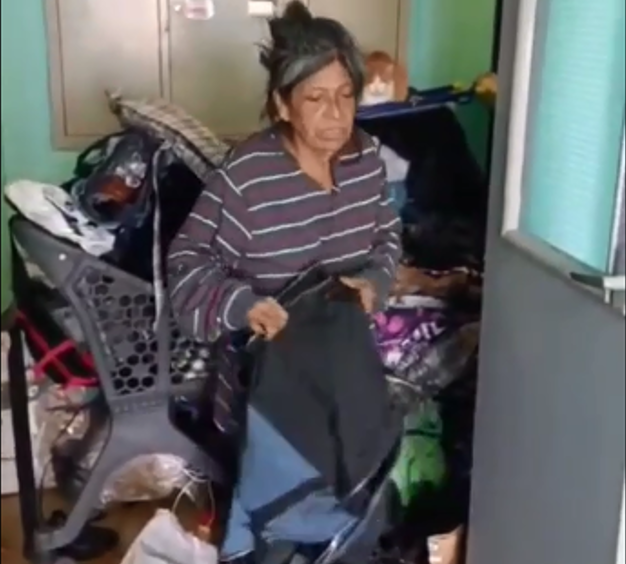 «Ты что, не умеешь лазить?» — именно так отвечает «гостья из Азии» соседям, которые пытаются попасть домой через горы мусор