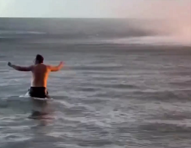 Слабоумие и отвага: компания решила испытать судьбу и залезла в смерч