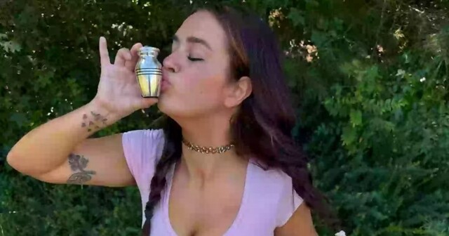 Модель 18+ берёт прах отца на съёмки