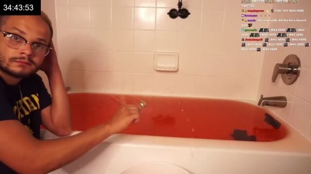 Стример  наполнял ванну чайной ложкой 34 часа ради свидания