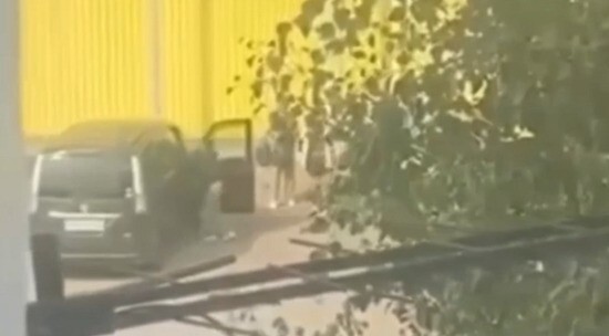 В Бурятии молодой человек наехал на девушку после ссоры на улице: возлюбленная заподозрила его в неверности