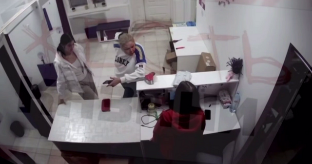 Мать с дочкой зашли в один из пунктов выдачи Казани и устроили скандал