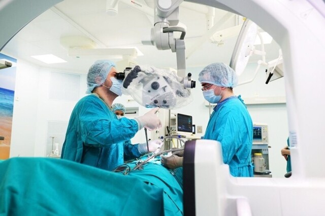 В Москве спасли женщину с тяжелейшими травмами после падения под поезд⁠⁠