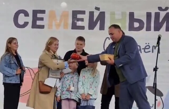 В Питере депутат подарил многодетной семье килограммовый помидор со своего огорода