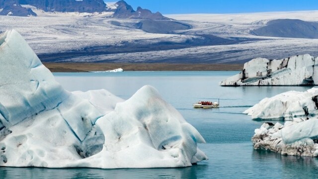 Задрожала лодка: айсберг рухнул в воду на глазах у туристов