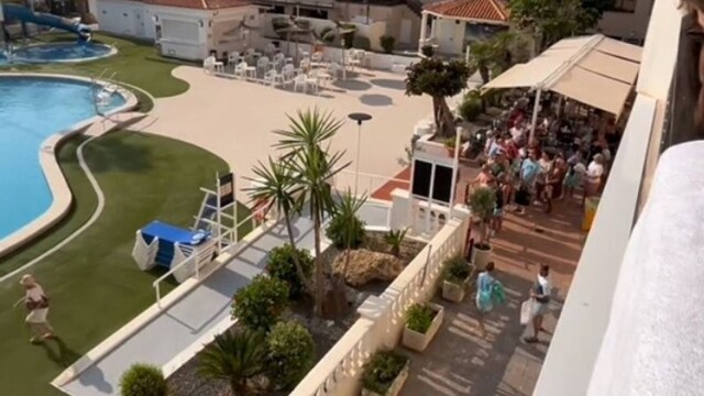 Туристы устроили  борьбу за шезлонги у бассейна