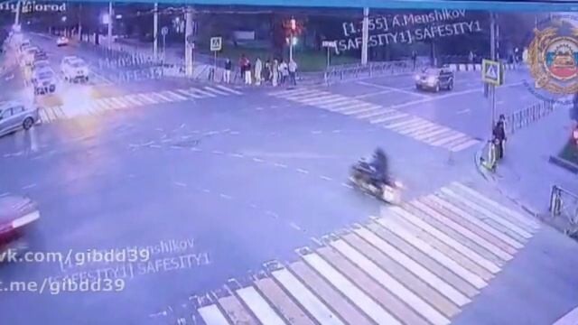 ДТП с мото в Калининграде "Показательное выступление перед судьями на тротуаре"