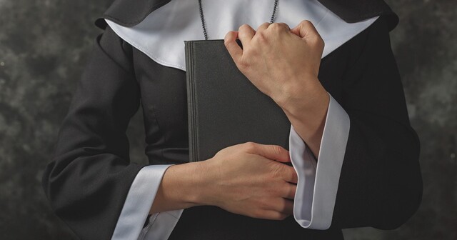 В России суд запретил порно со священниками и монашками