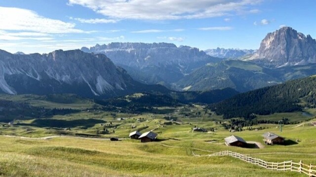 Фермеры в Альпах устали от наглости туристов и придумали нестандартное решение