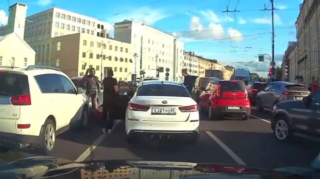 Двое не поделили дорогу — пострадал третий