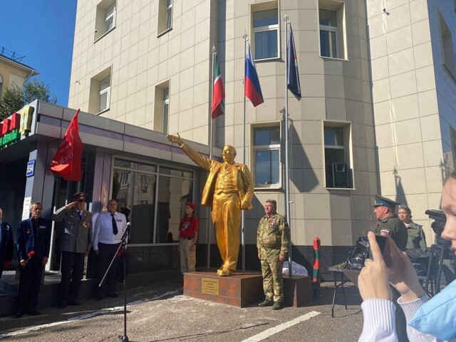 «И Ленин такой золотой»: жителей Казани удивил отреставрированный памятник вождю пролетариата