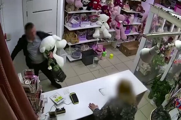 В Волгограде мужчина избил продавщицу цветочного магазина ради букета и плюшевого медведя