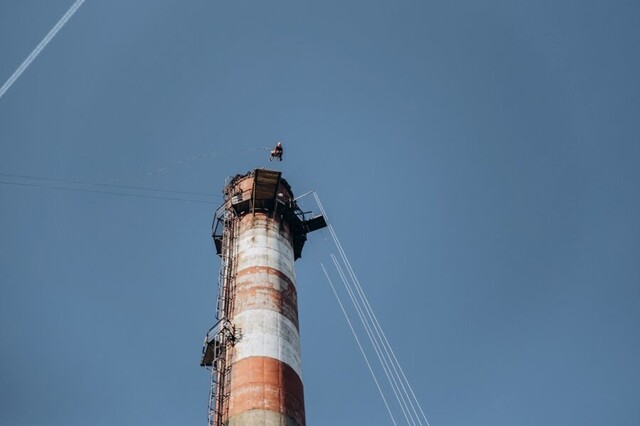 Хотела селфи: 45-летняя экстремалка упала с самой высокой трубы Петербурга