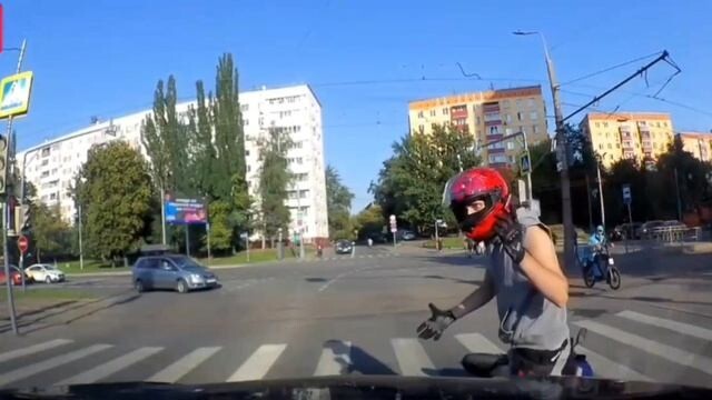 Учитель на мотоцикле сорвался на визг⁠⁠