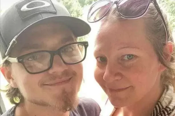 Женщина вышла замуж за 22-летнего друга своего сына