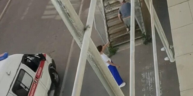 В Саратове инвалиду пришлось заползать в больницу на четвереньках