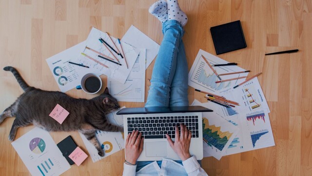 В Китае безработные платят компаниям, чтобы притвориться их сотрудниками