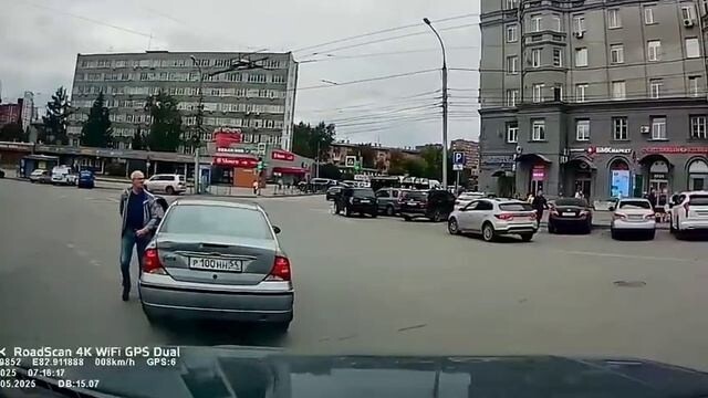 Питбайкеры протаранили "Форд" и смотались с места аварии в Новосибирске