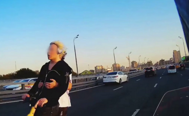 Подростки на самокате выехали на встречку в Москве