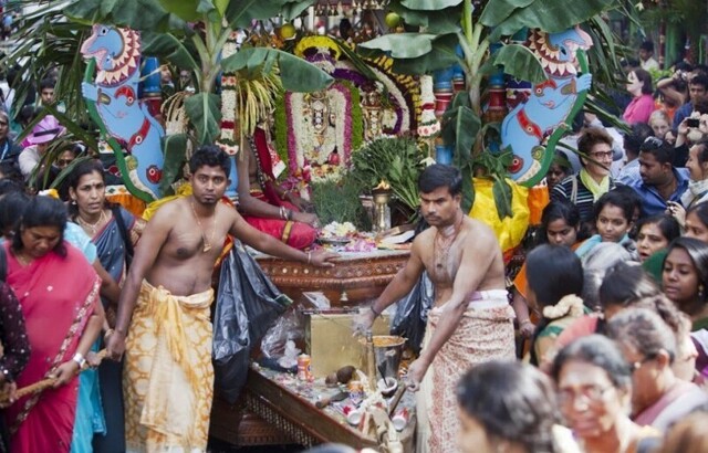 В последний день лета граждане Франции широко отметили праздник в честь бога Ганеша