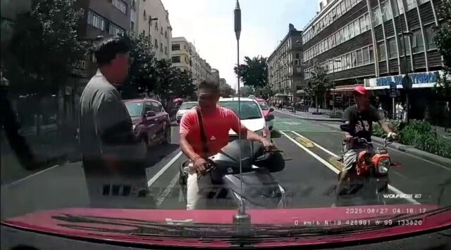 Скутерист отправил автолюбителя в нокаут