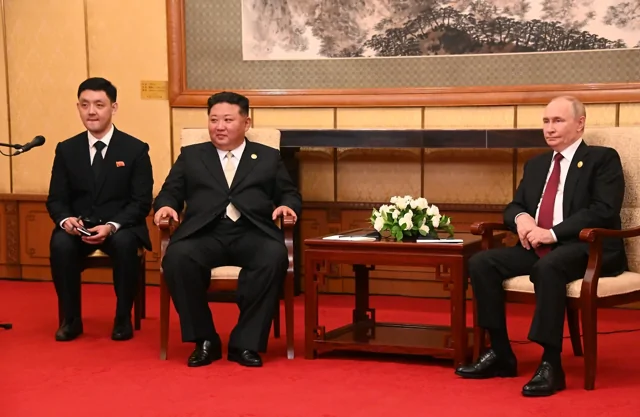 Журналист снял, как сотрудник спецслужбы КНДР зачищает следы пребывания своего лидера на переговорах