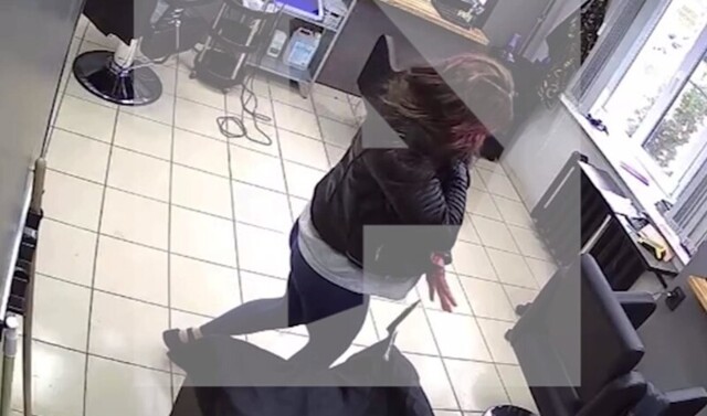 Мужчина ударил ножом жену в парикмахерской