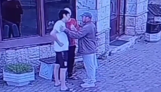 Парень ударил ножом в спину случайного прохожего