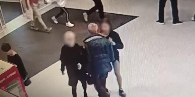 В Питере пожилой извращенец схватил несовершеннолетнюю девочку между ног