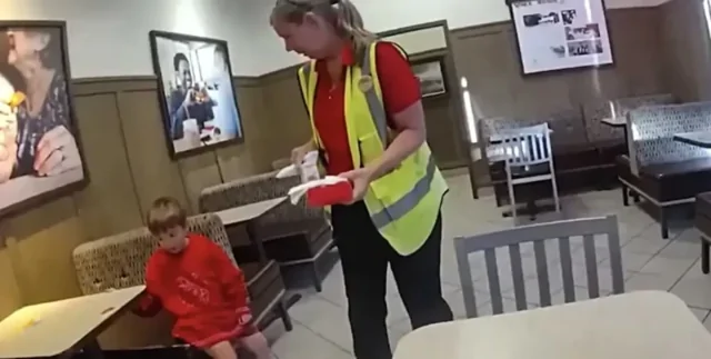 5-летний мальчик сбежал из дома в кафе и теперь боится попасть в тюрьму