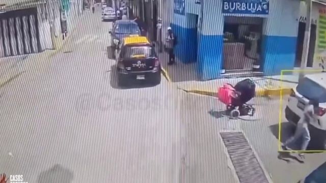 В Мексике мамаша отвлеклась на телефон и не заметила, как ее сына переехал автомобиль