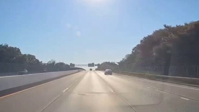 Полет автомобиля через трассу в США