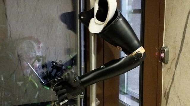 Пьяный «киборг» оставил протез руки на двери после погрома в подъезде