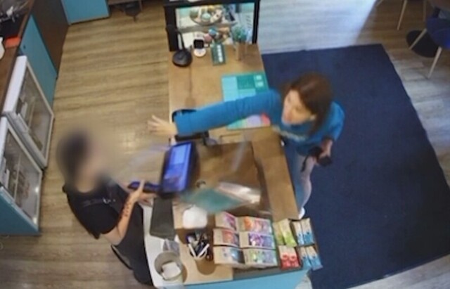 В Красноярске девушка разгромила кофейню и кинула в бариста степлер