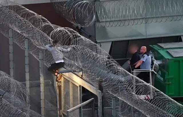 Мужчина застрял в колючей проволоке при попытке побега из тюрьмы