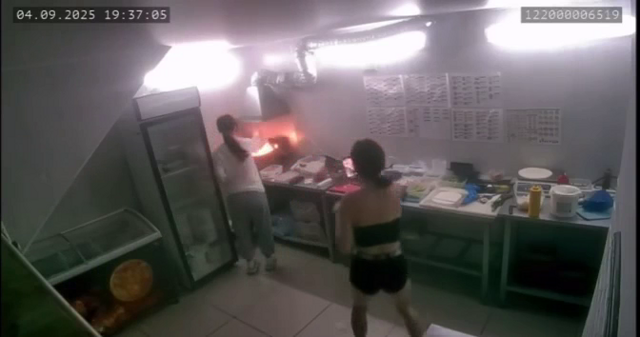 Девушки залили горящее масло водой