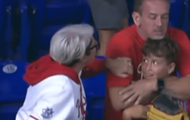 Мужчина поймал мяч для сына, но его забрала агрессивная болельщица