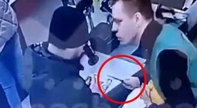 Администратор московской Пятёрочки угрожал покупателю ножом