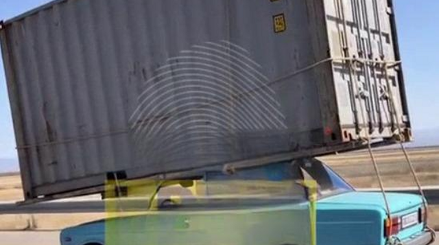 Автомобиль с контейнером на крыше