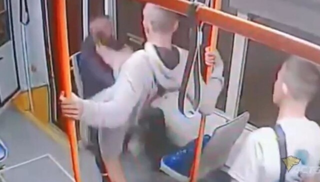 Подростки напали на мужчину за замечание