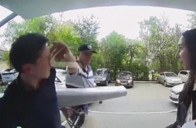 Пьяный челябинец без всяких причин на улице набросился на семью с ребёнком