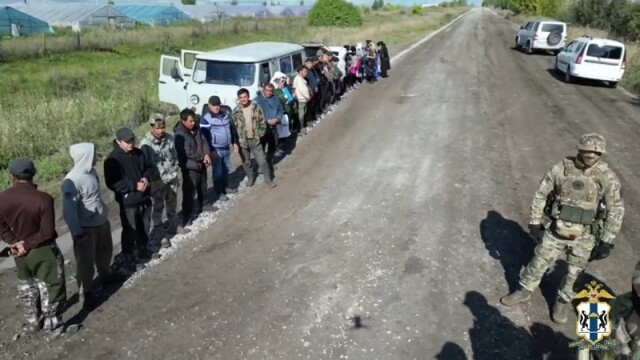 Силовики заставили мигрантов с новосибирских теплиц паковать чемоданы