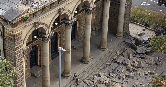 Прохожие чудом избежали гибели, когда фасад викторианской церкви рухнул