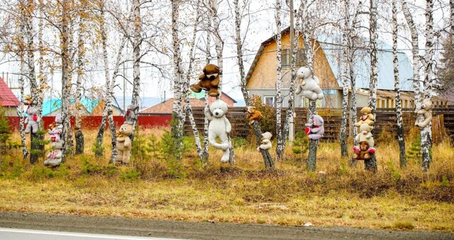 Аллея подвешенных зверей в селе