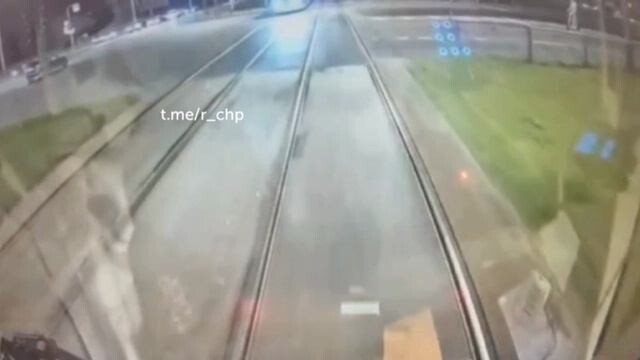 В Санкт-Петербурге трамвай сбил самокатчика. ДТП