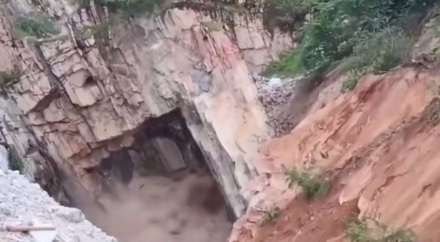 Обрушение шахты в Индии попало на видео