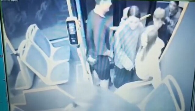 В Новокузнецке подростки распылили огнетушитель в автобусе и сорвали рейс