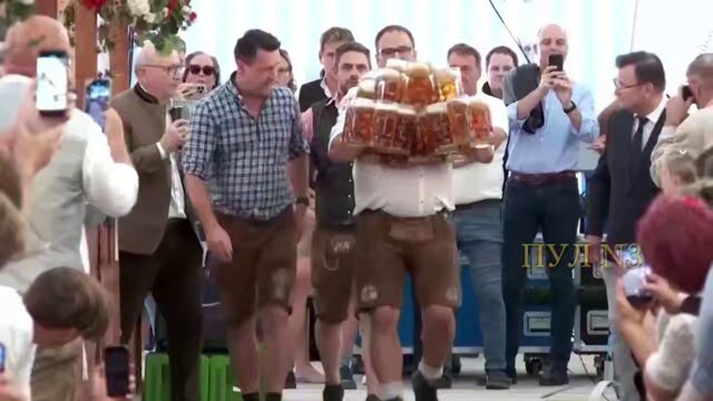 Немец попытался пронести 31 кружку с пивом