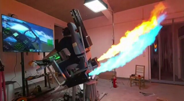 Житель Китая собрал геймерскую кабину истребителя